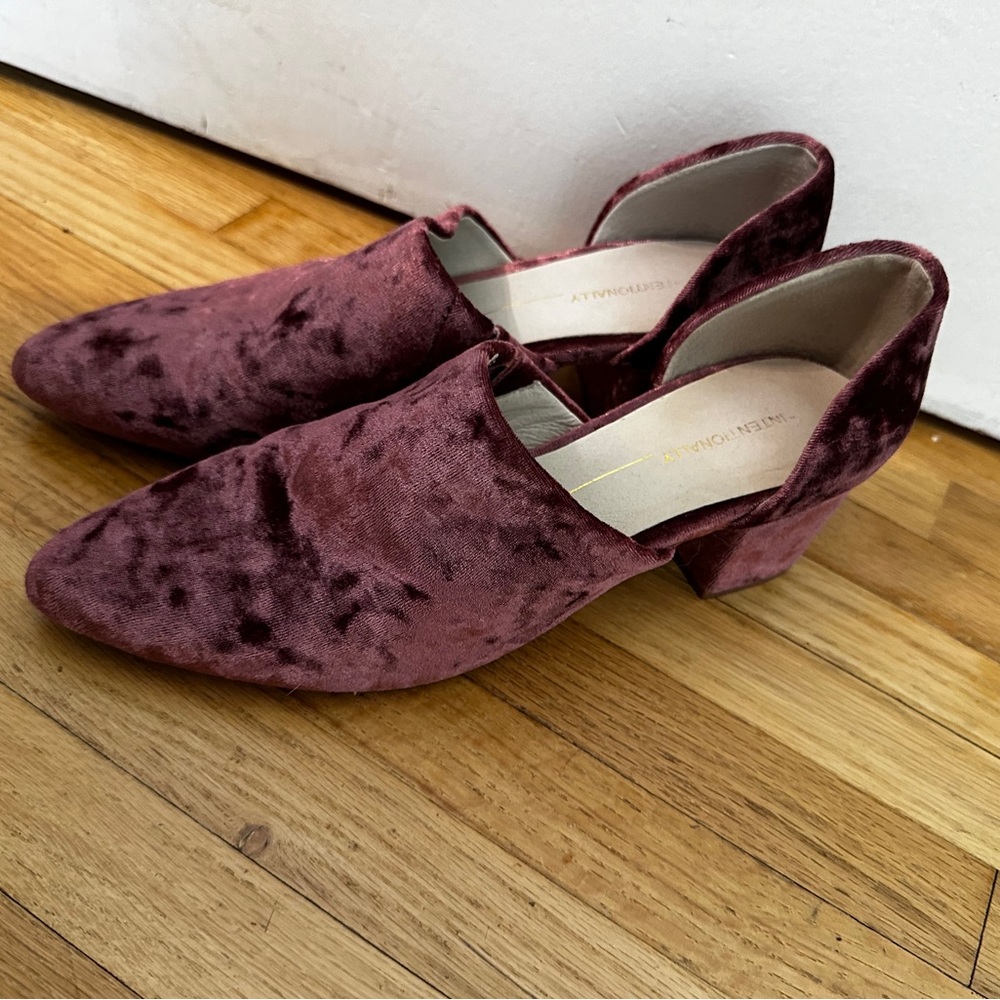Intentionally Blank Velvet Pumps